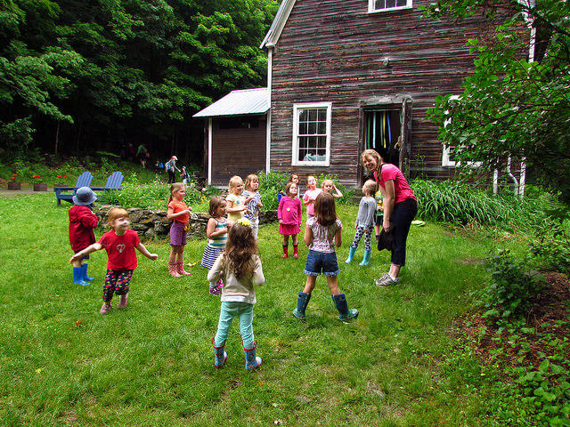 Barn with children