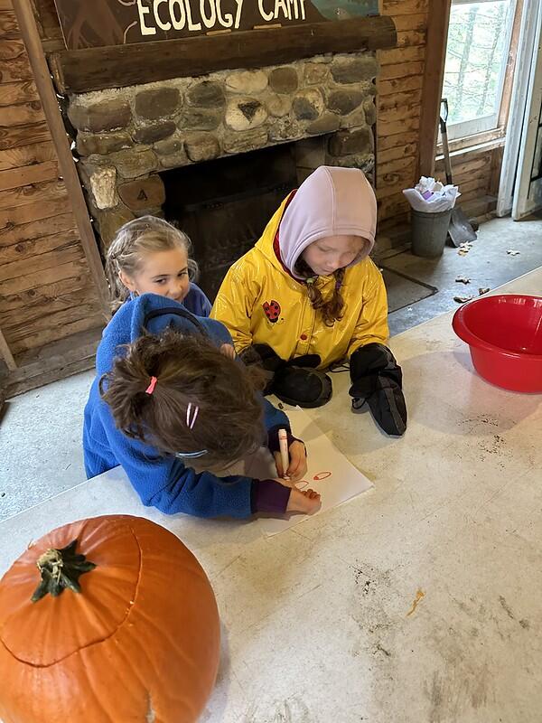 students draw out their pumpkin face